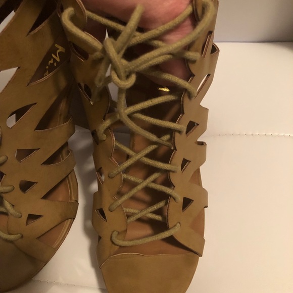 Heels - Picture 2 of 3